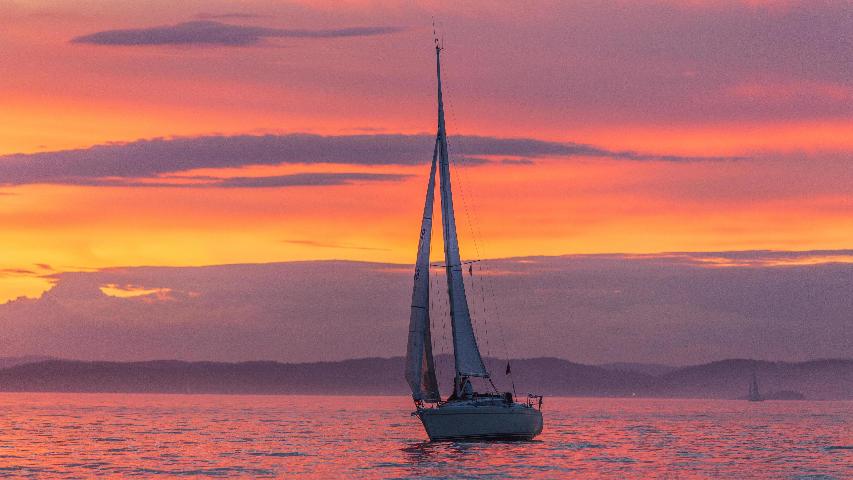 1758512-voilier-pendant-le-coucher-du-soleil-gratuit-photo.jpeg