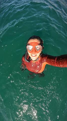 Elle a choisi la mer pour ralentir le monde : l’histoire derrière Blue with Mouna